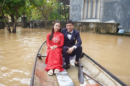 Đính hôn ngày mưa lụt