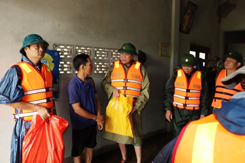 Bộ Chỉ huy Quân sự tỉnh thành lập 3 đoàn khảo sát phương án giúp dân khắc phục lũ lụt