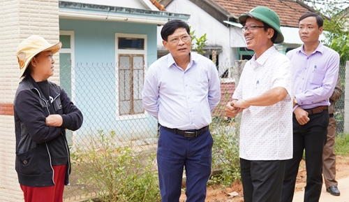 Chủ tịch Ủy ban MTTQVN tỉnh Nguyễn Nam Tiến thăm, động viên hộ dân bị thiệt hại do mưa lũ tại huyện Phú Lộc