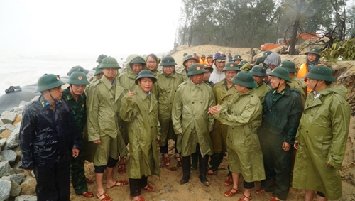 Phó Thủ tướng Chính phủ Lê Văn Thành thăm, tặng quà người dân rốn lũ Quảng Điền