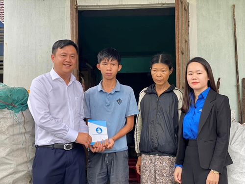 Trung ương Hội Sinh viên Việt Nam thăm, tặng quà học sinh khó khăn bị ảnh hưởng bởi lũ lụt