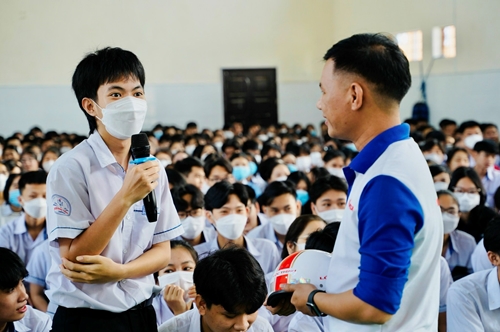 Tuyên truyền pháp luật về trật tự an toàn giao thông cho học sinh Hương Thủy