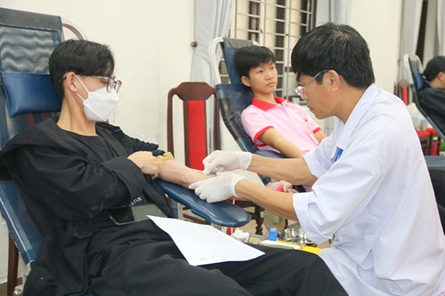 Hơn 200 cán bộ, sinh viên Trường đại học Nông Lâm hiến máu tình nguyện