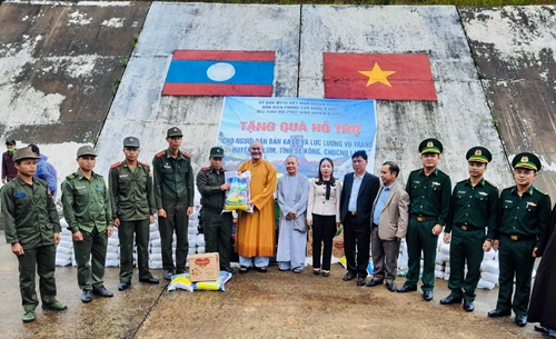 Tặng quà cho người dân biên giới Việt- Lào