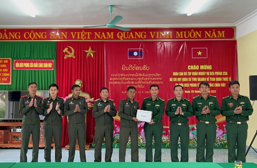 Quân đội tỉnh Salavan tham quan, trao đổi học tập tại Đồn Biên phòng cửa khẩu cảng Chân Mây