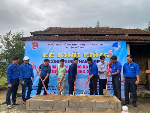 Thanh niên hỗ trợ xây dựng Nhà nhân ái cho hộ nghèo tại Phú Lộc
