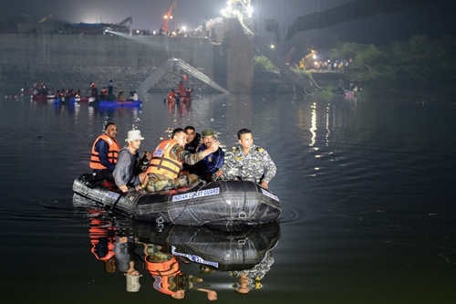 Ít nhất 120 người thiệt mạng trong vụ sập cầu treo tại Ấn Độ