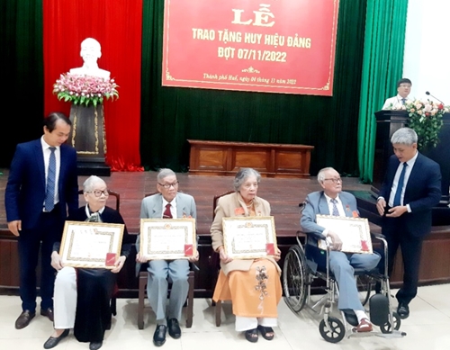 Thành uỷ Huế trao tặng, truy tặng Huy hiệu Đảng cho 194 đảng viên