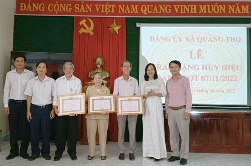 Quảng Điền trao huy hiệu 70 năm tuổi Đảng