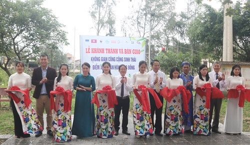 Tổ chức Ngày hội Đại đoàn kết và khánh thành “Điểm xanh văn hóa” tại xã Hương Phong