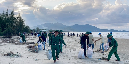 Thu gom rác, làm sạch bãi biển tại thôn Bình An