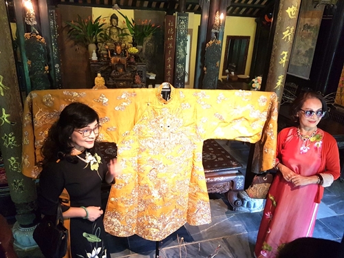 Watching the Imperial robe of Emperor Khai Dinh at Lan Vien Co Tich