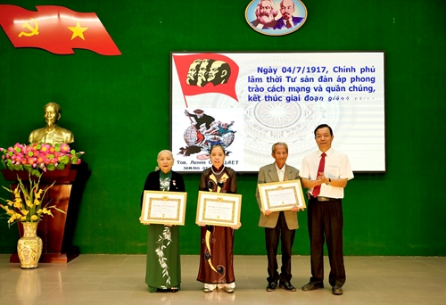 Hương Thủy trao huy hiệu Đảng cho 20 đảng viên