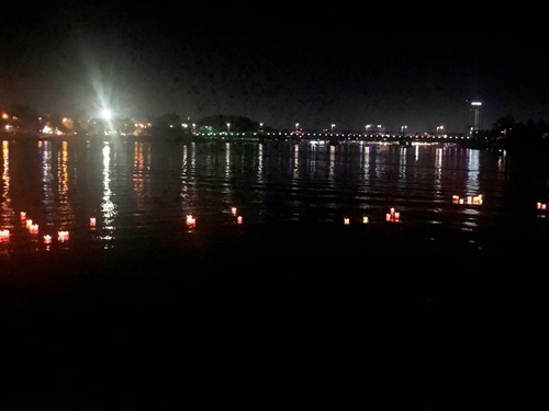 Chấn chỉnh hoạt động du lịch thả đèn hoa đăng trên sông Hương