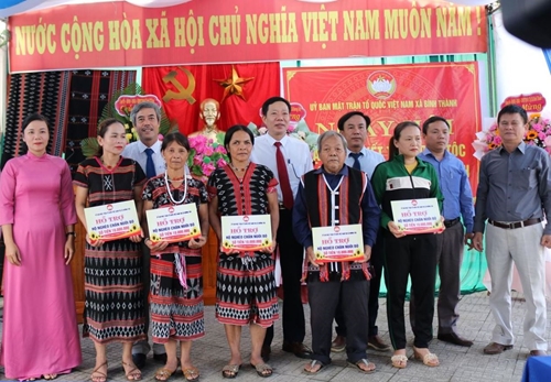 Trao 100 triệu đồng nâng cấp nhà văn hóa phường Tây Lộc