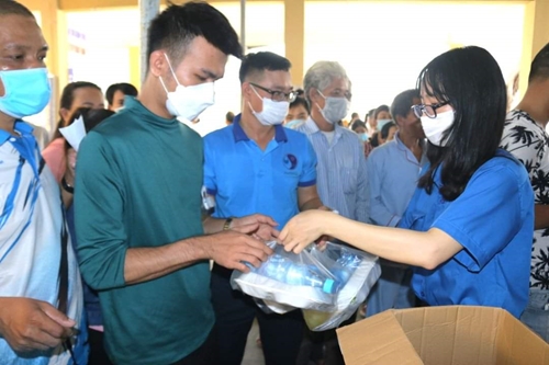 HueWACO trao 600 suất cơm và nước uống cho bệnh nhân nghèo