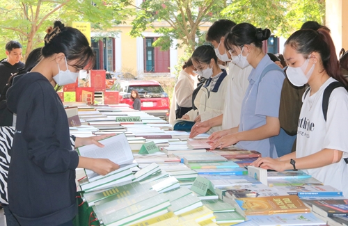 Trưng bày hơn 2 000 đầu sách tại hội sách “Huế - Di sản văn hoá”