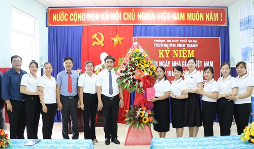 Bí thư Huyện ủy Phú Vang thăm các trường học nhân Ngày Nhà giáo Việt Nam