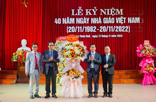 Trao Huân chương lao động hạng Ba của Chủ tịch nước cho PGS TS NGƯT Nguyễn Văn Thuận