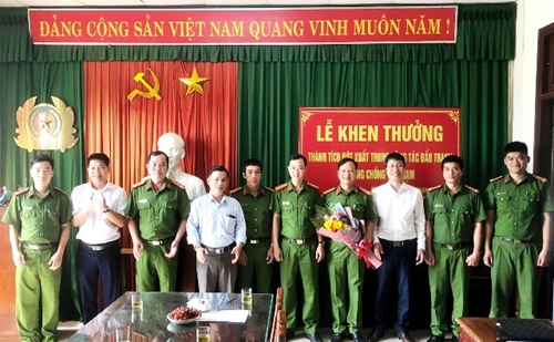 Phó Giám đốc Công an tỉnh khen thưởng Công an phường Đông Ba