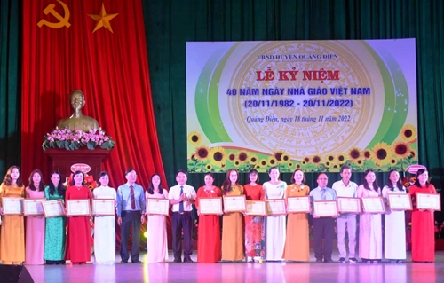 Phó Chủ tịch UBND tỉnh Nguyễn Thanh Bình thăm, chúc mừng ngày Nhà giáo Việt Nam