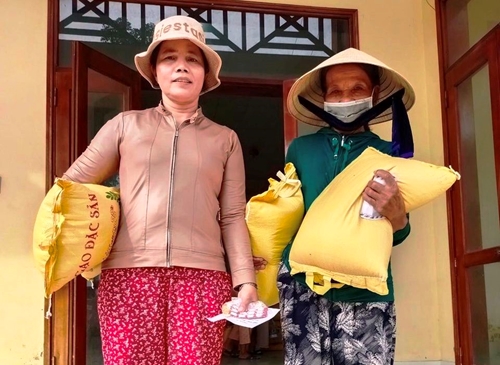 Hơn 300 suất quà được trao cho người dân vùng lũ lụt Quảng Điền