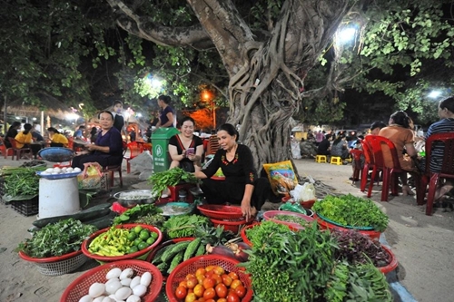 There will be many interesting activities at night market “Thanh Toan tiled-roof bridge”