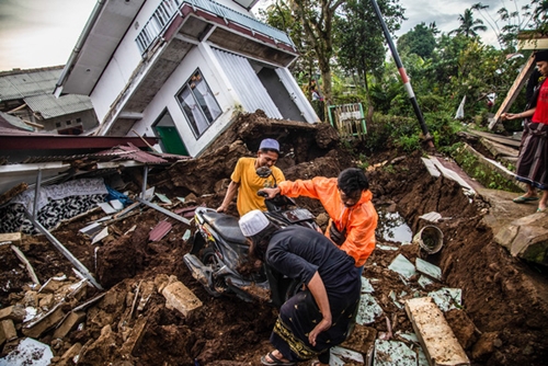 Tổng thống Indonesia đi đường bộ đến thăm hiện trường động đất khiến 162 người chết