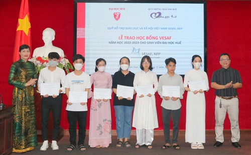 Awarding 41 VESAF scholarships to students of Hue University