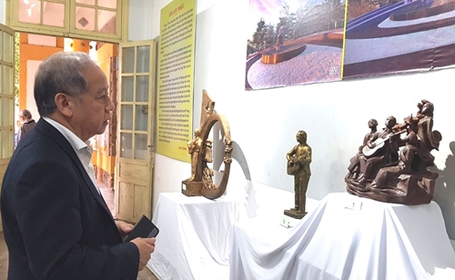 Exhibition and public feedback on sculpture sketches of musician Trinh Cong Son statue