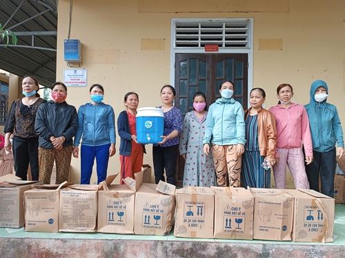 Hương Trà Tặng 2 000 bình lọc nước cho hội viên phụ nữ nghèo