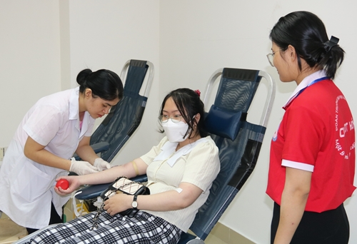 Sinh viên Trường đại học Sư phạm tham gia hiến máu