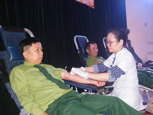 250 cán bộ, chiến sĩ tham gia hiến máu tình nguyện