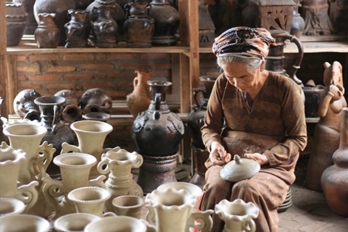 Art of pottery-making of Cham people honored by the UNESCO