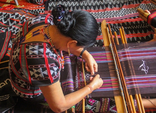 Dệt zèng A Roàng được công nhận nghề truyền thống của tỉnh
