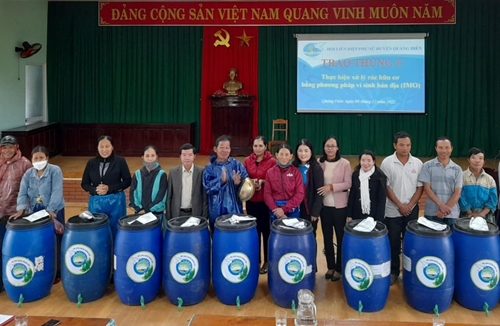 Trao thùng ủ sinh học cho hội viên phụ nữ