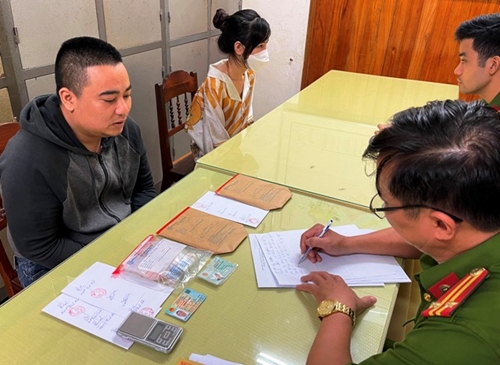 Công an huyện Phú Vang bắt 2 đối tượng tàng trữ ma túy