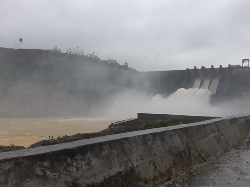 Hạ mực nước hồ Tả Trạch ứng phó mưa lũ