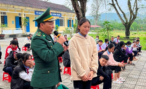 Tuyên truyền giáo dục truyền thống và Luật Biên phòng Việt Nam trong nhiều trường học
