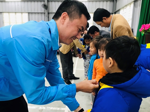 Chương trình “Tình nguyện mùa đông” Tiếp tục mang nhiều phần quà đến trẻ em Phú Vang