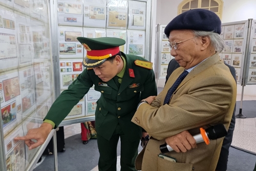 Trưng bày tem Mùa đông với chủ đề “Chủ tịch Hồ Chí Minh với Quân đội Nhân dân Việt Nam”