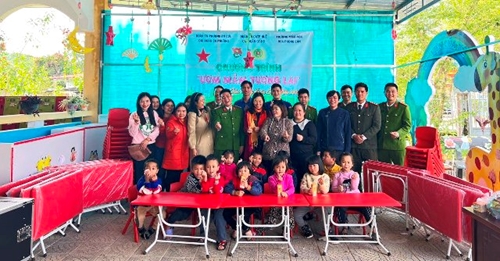Tặng 40 bộ bàn ghế học tập cho Trường mầm non Hoa Phong Lan