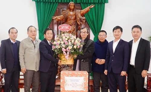 Chủ tịch UBND tỉnh Nguyễn Văn Phương thăm, chúc mừng Đan viện Thiên An