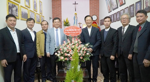 Phó Chủ tịch Thường trực UBND tỉnh Nguyễn Thanh Bình chúc mừng các cơ sở tôn giáo nhân dịp Giáng sinh