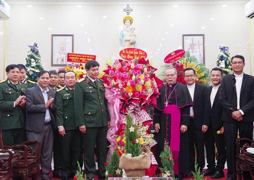 Bộ tư lệnh Quân khu 4 chúc mừng Tòa Tổng Giám mục Huế nhân dịp Giáng sinh