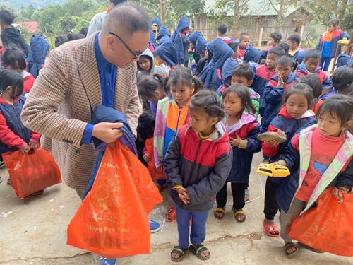 Các trường ở Huế trao tặng hàng trăm phần quà cho học sinh Quảng Trị