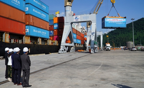 Khai trương tuyến dịch vụ vận tải container nội địa đầu tiên tại cảng Chân Mây