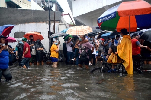 Hàng chục nghìn người phải di dời do lũ lụt tại Philippines