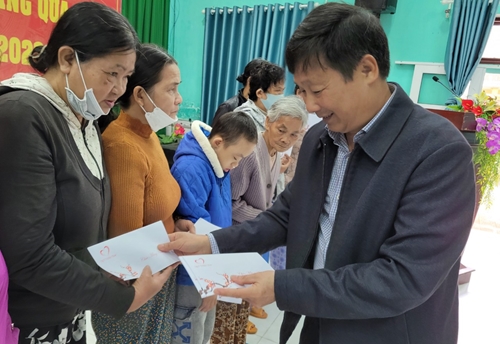 Nhiều suất quà được trao cho người dân có hoàn cảnh khó khăn ở TP Huế và huyện Phú Lộc