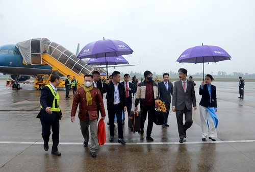 Welcoming first tourists to Hue by air in 2023
